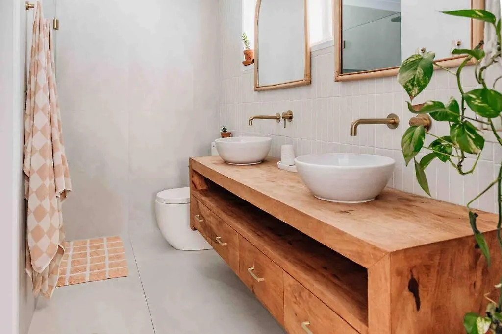 Holiday home Coastal Med Oasis By The Beach, Pet Friendly! Kawana Waters