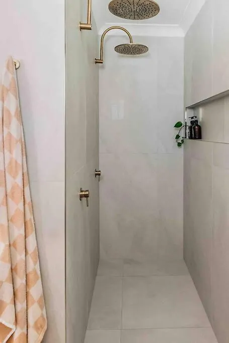 Coastal Med Oasis By The Beach, Pet Friendly! Kawana Waters Australia