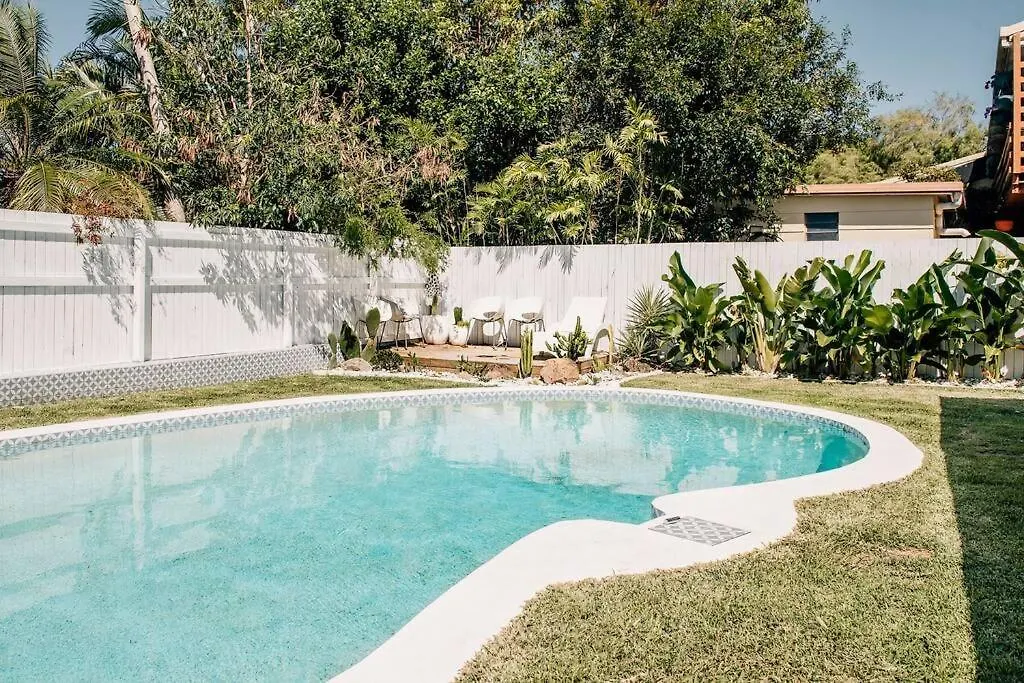 Holiday home Coastal Med Oasis By The Beach, Pet Friendly! Kawana Waters Australia