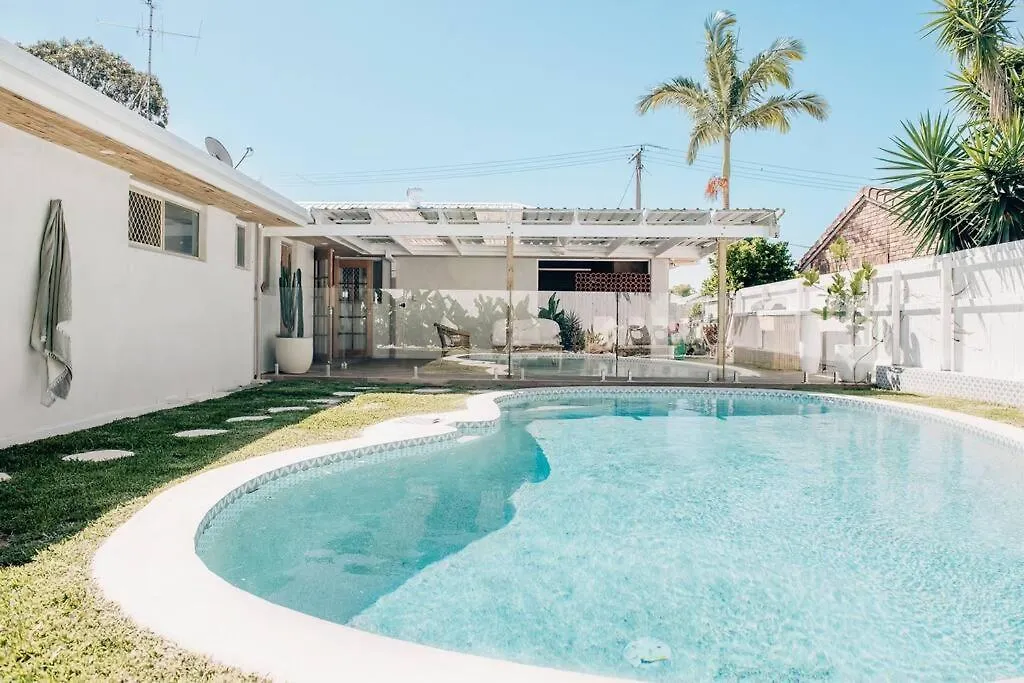 Coastal Med Oasis By The Beach, Pet Friendly! Kawana Waters