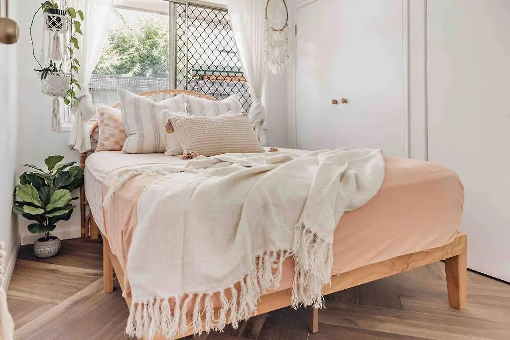 Holiday home Coastal Med Oasis By The Beach, Pet Friendly! Kawana Waters Australia