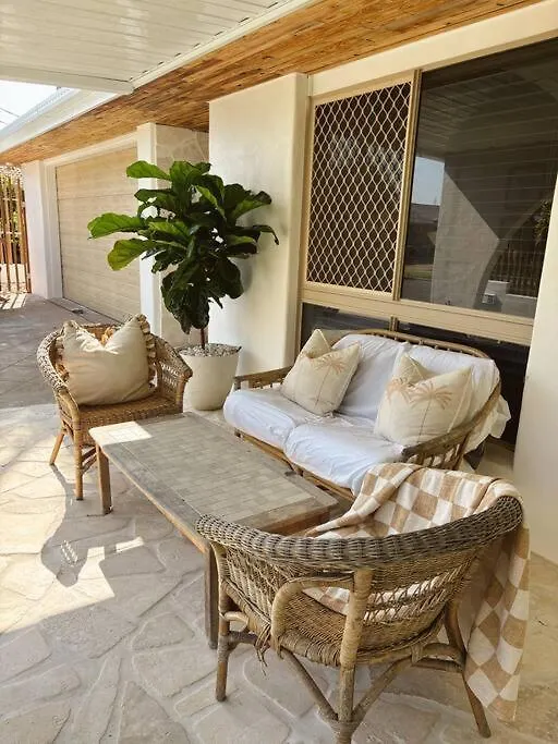 Coastal Med Oasis By The Beach, Pet Friendly! Kawana Waters